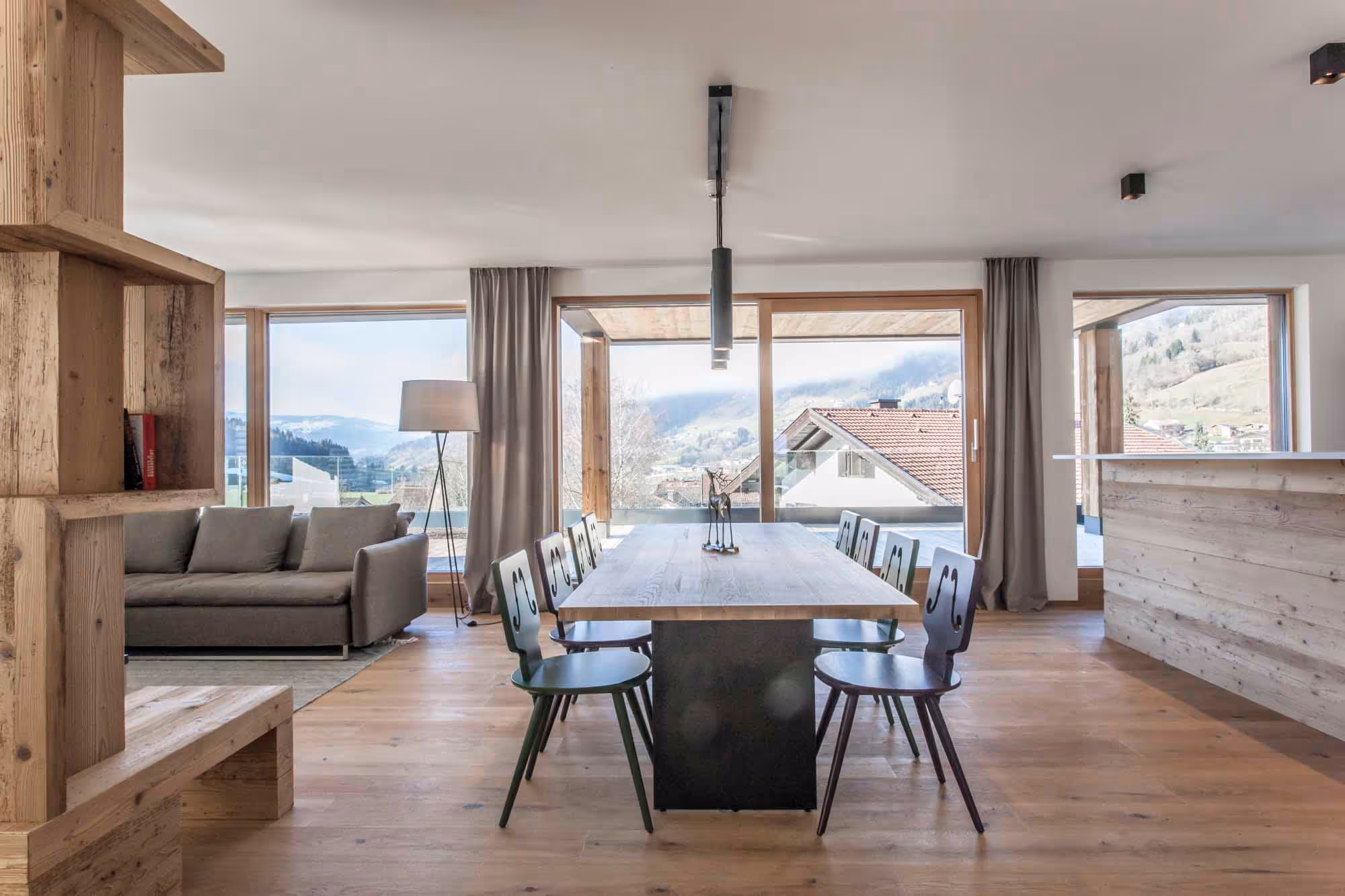 Das große, lichtdurchflutete Wohnzimmer des Hubertus Apartments.