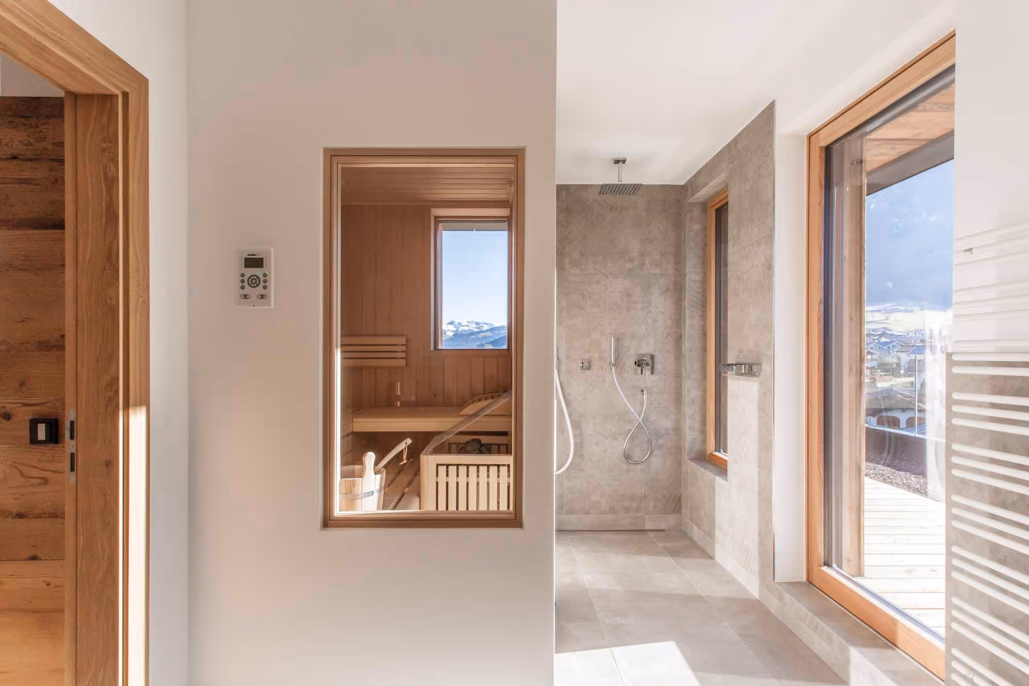 Geräumiges Badezimmer mit Dusche und privater Sauna.