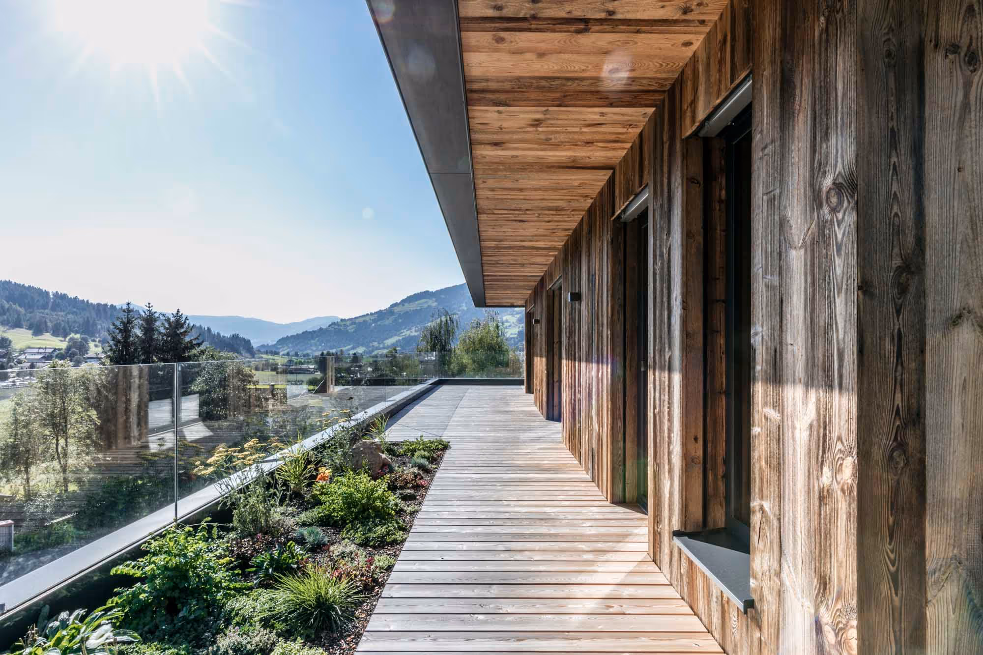 Begrünte Gartenflächen auf der großen Terrasse des Hubertus Apartments.