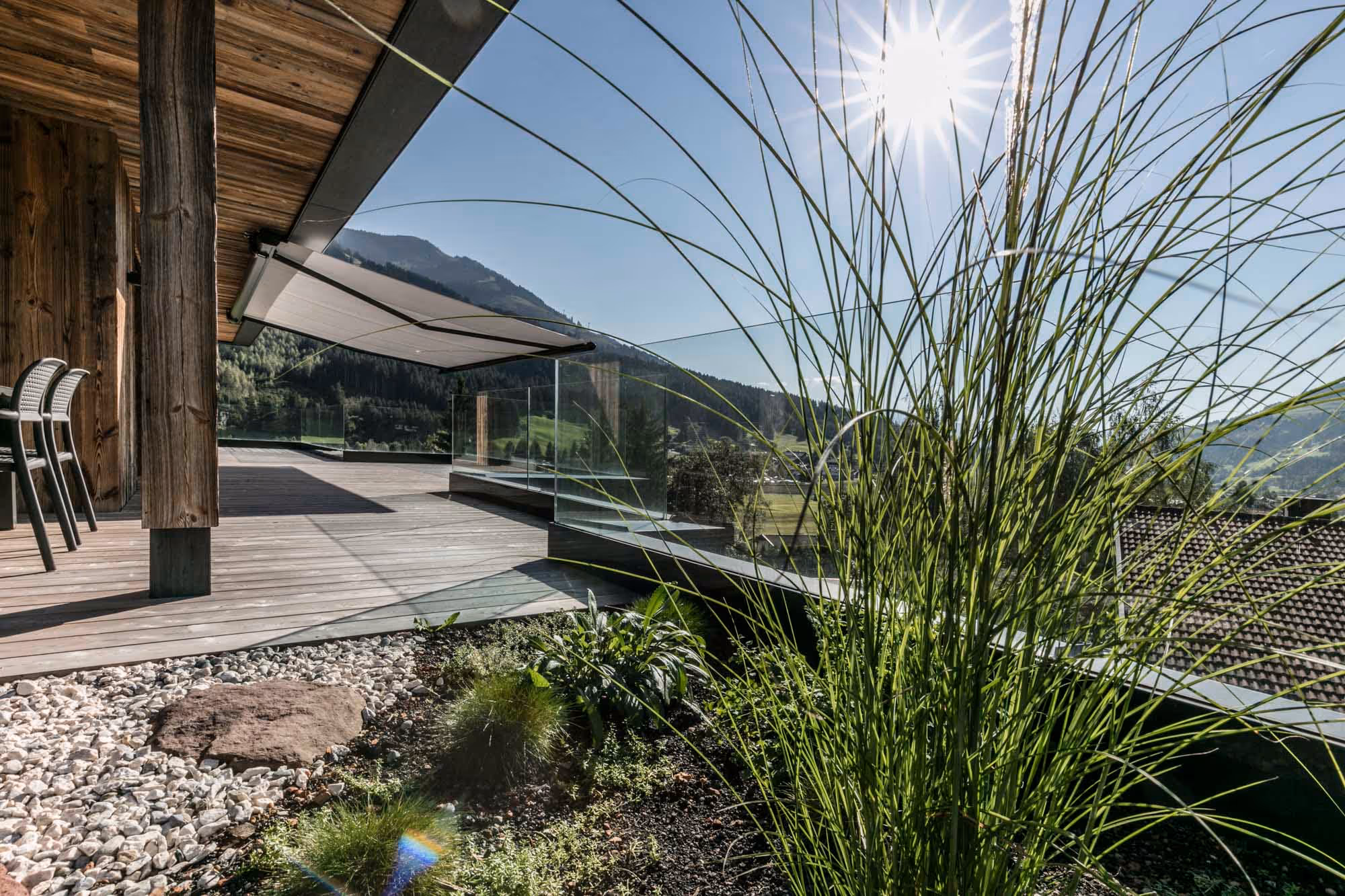 Begrünte Gartenflächen auf der großen Terrasse des Hubertus Apartments.