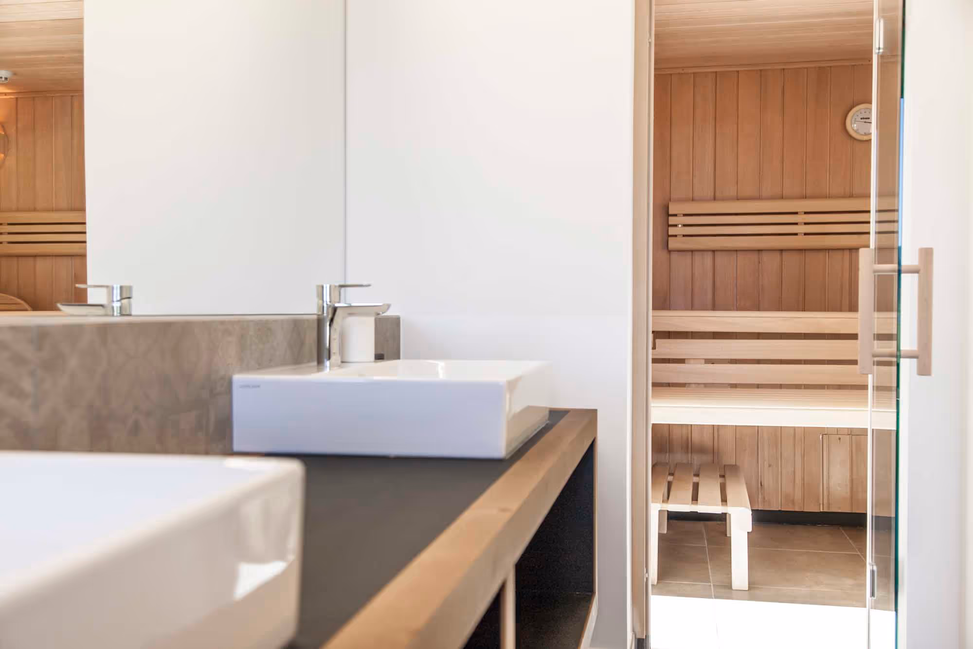 Das Badezimmer mit direktem Zugang zur privaten Sauna.