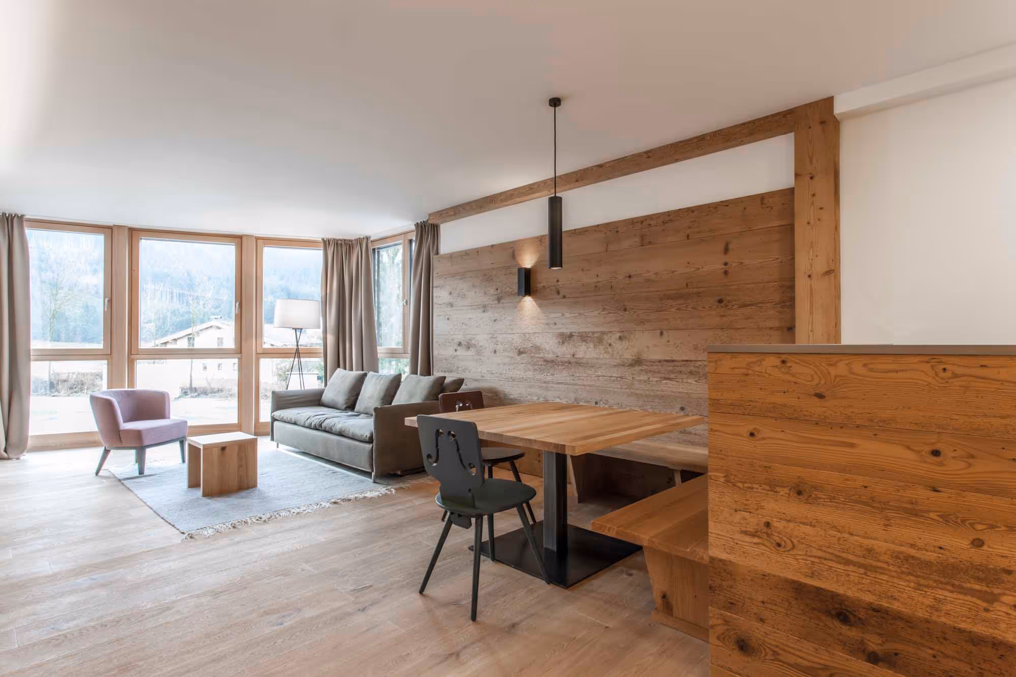 Helles Wohnzimmer mit Essbereich im Hubertus Apartment.