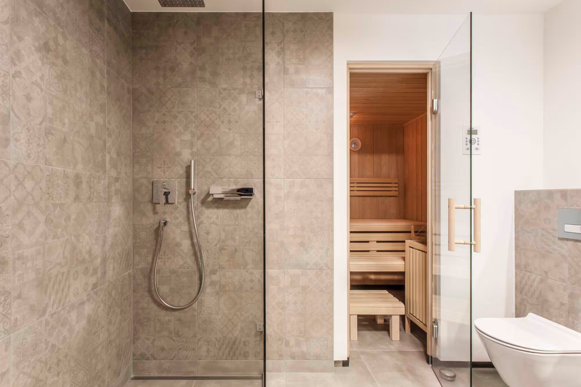 Große Dusche mit privater Sauna im Hubertus Apartment.