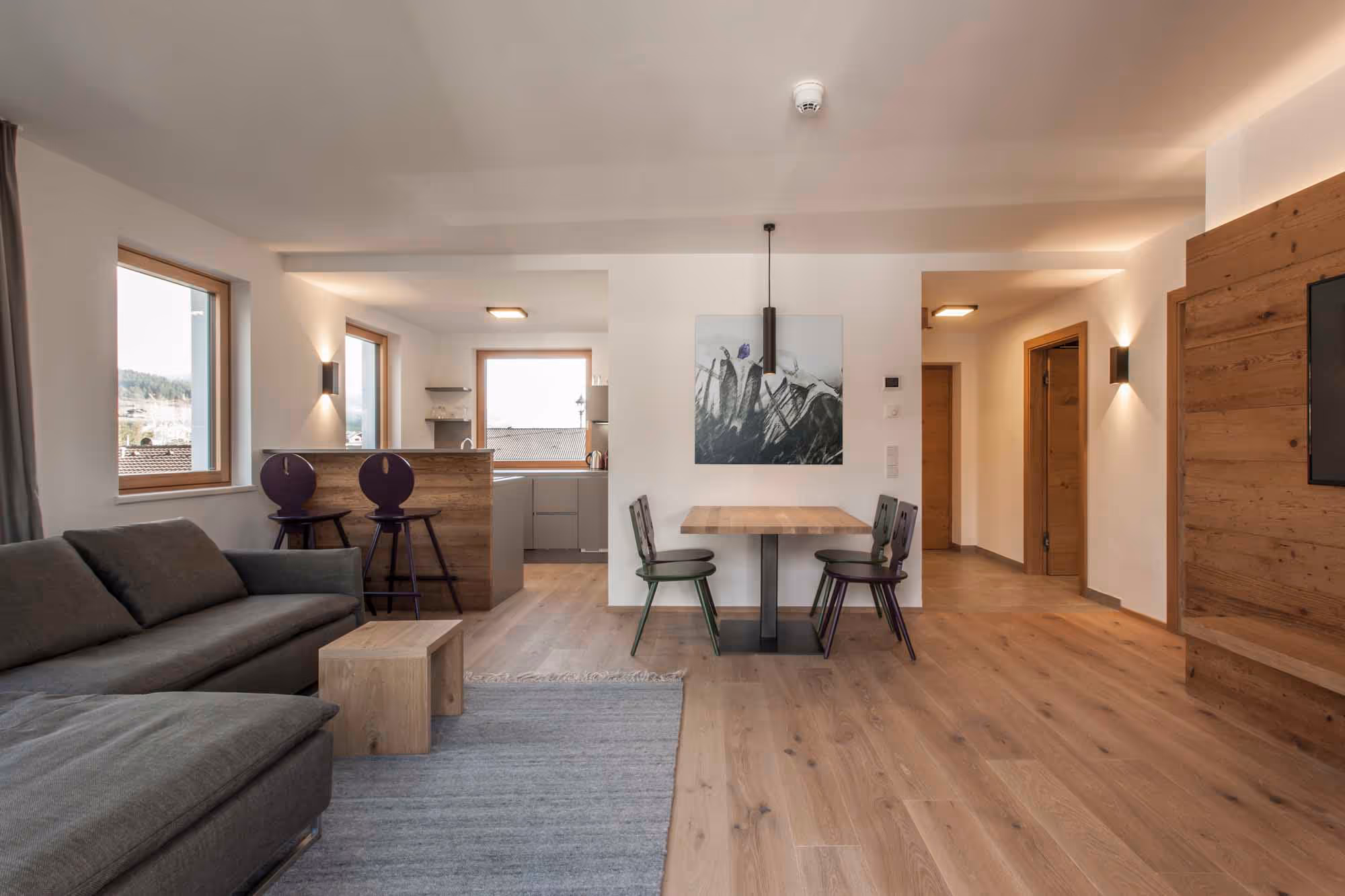 Großer Wohn-, Koch-, Essbereich im Hubertus Apartment.