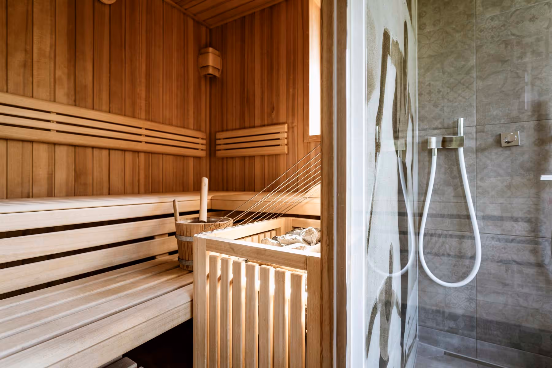 Die private Sauna samt Erlebnisdusche im Hubertus Apartment.