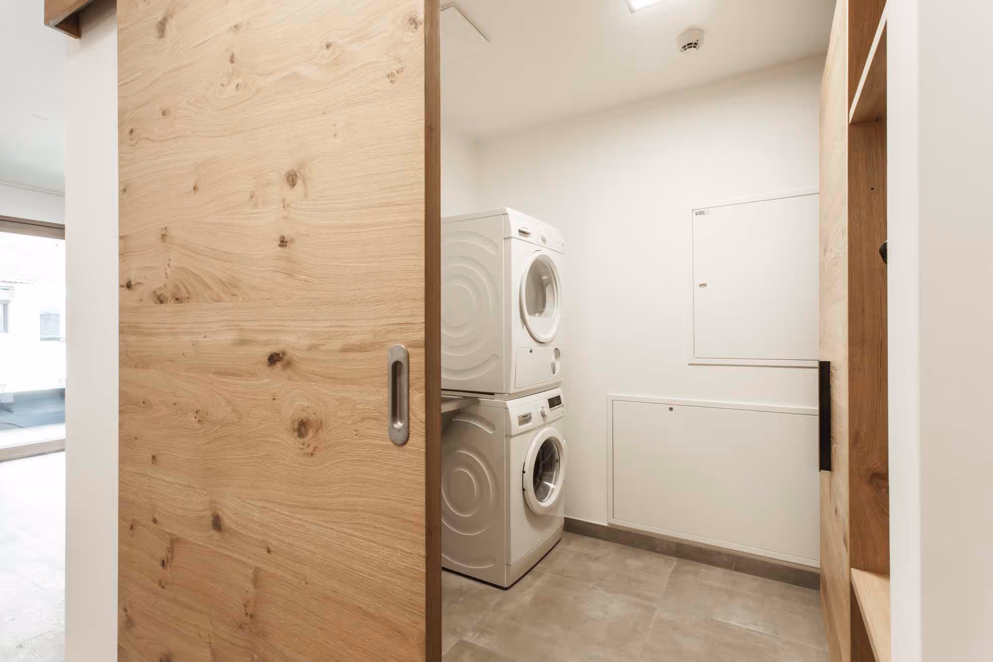 Der Wirtschaftsraum mit Waschmaschine und Trockner im Hubertus Apartment.