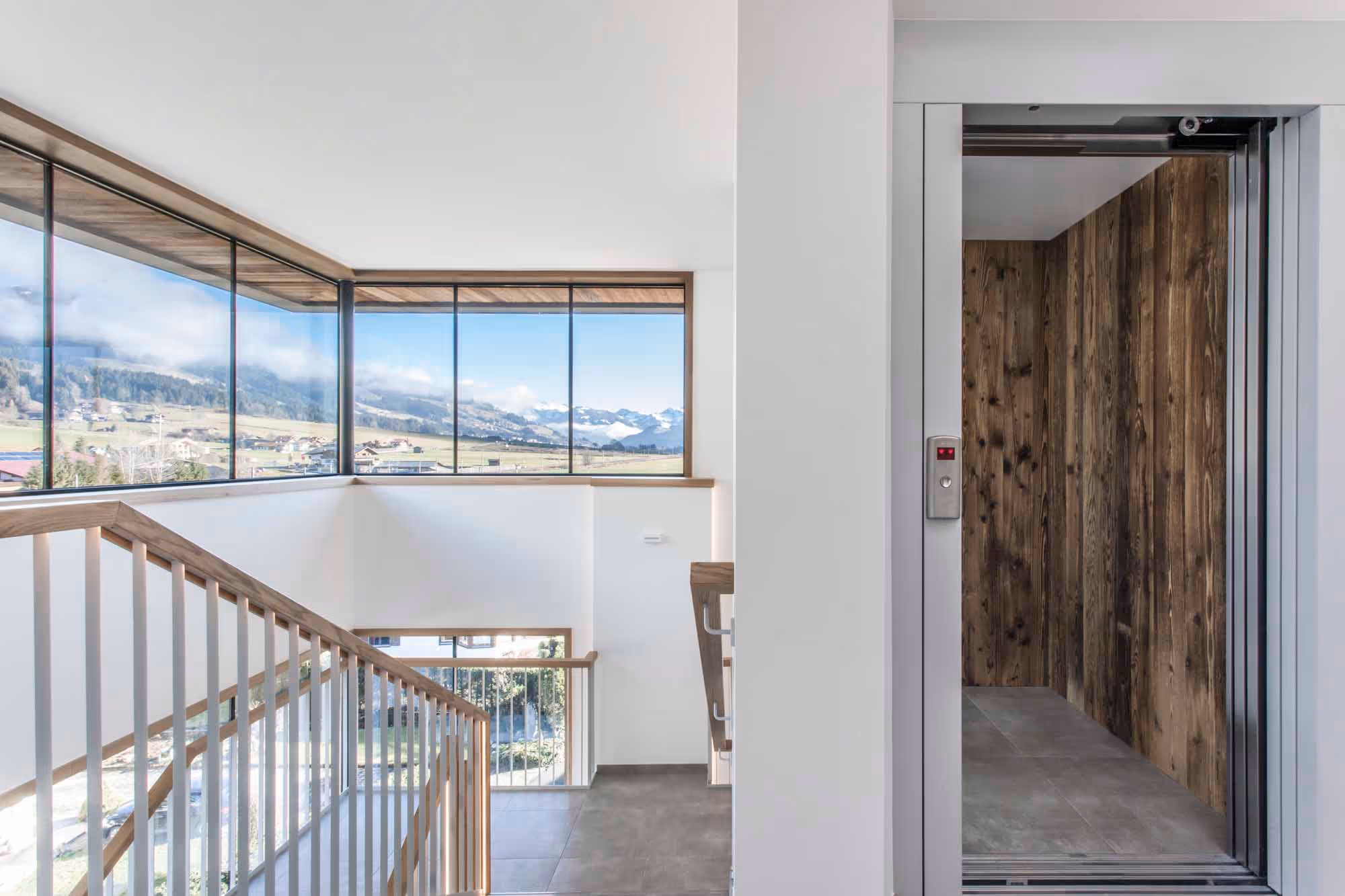 Das helle Stiegenhaus inklusive Aufzug im Gebäude der Hubertus Apartments.