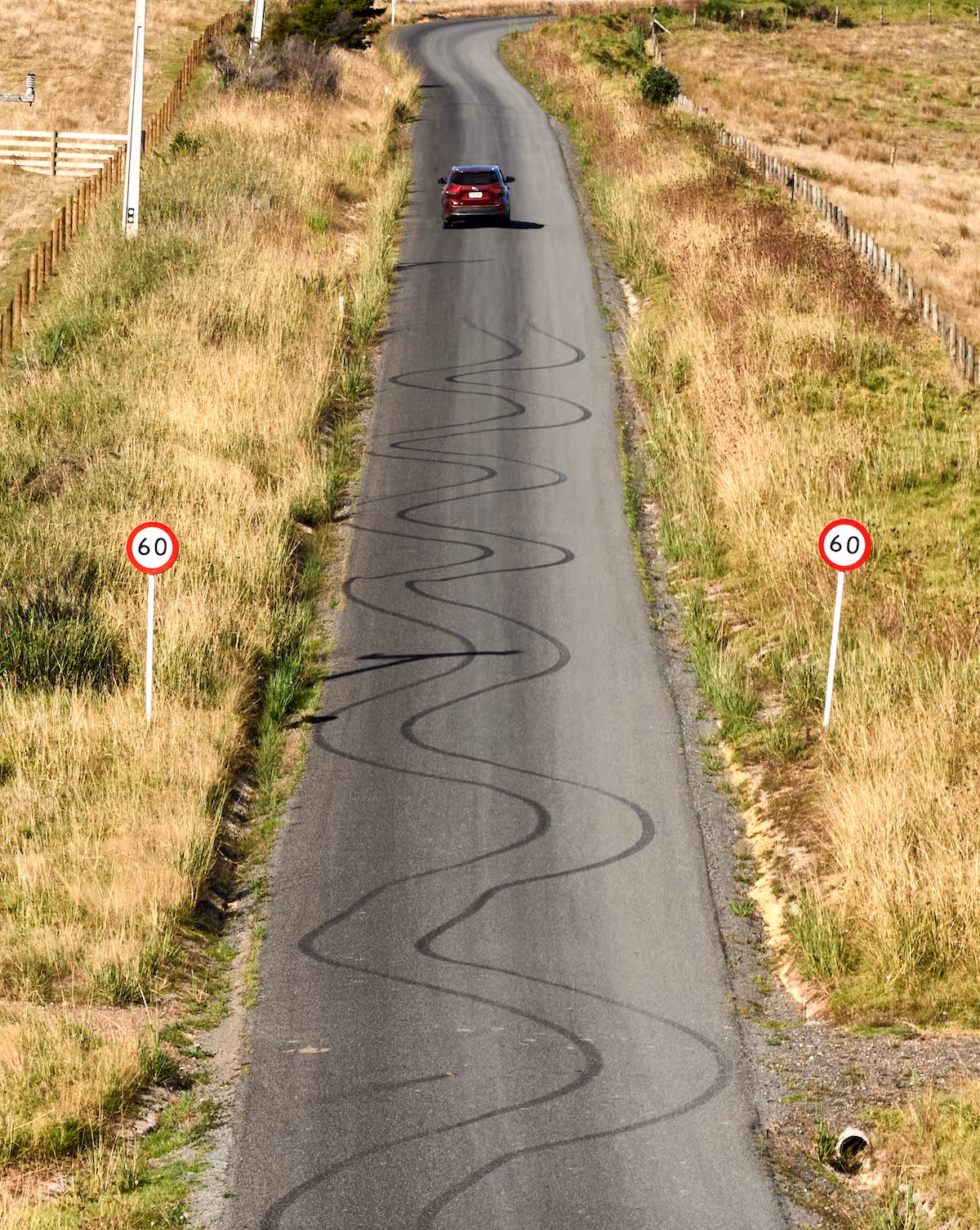 ein bild einer straße mit bremsspuren eines autos