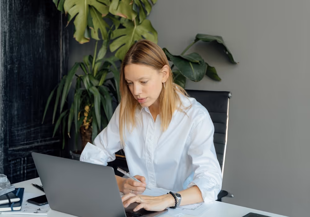 Frau arbeitet an einem Laptop