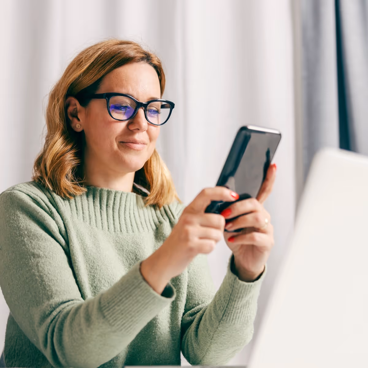 Frau guckt auf ein Handy