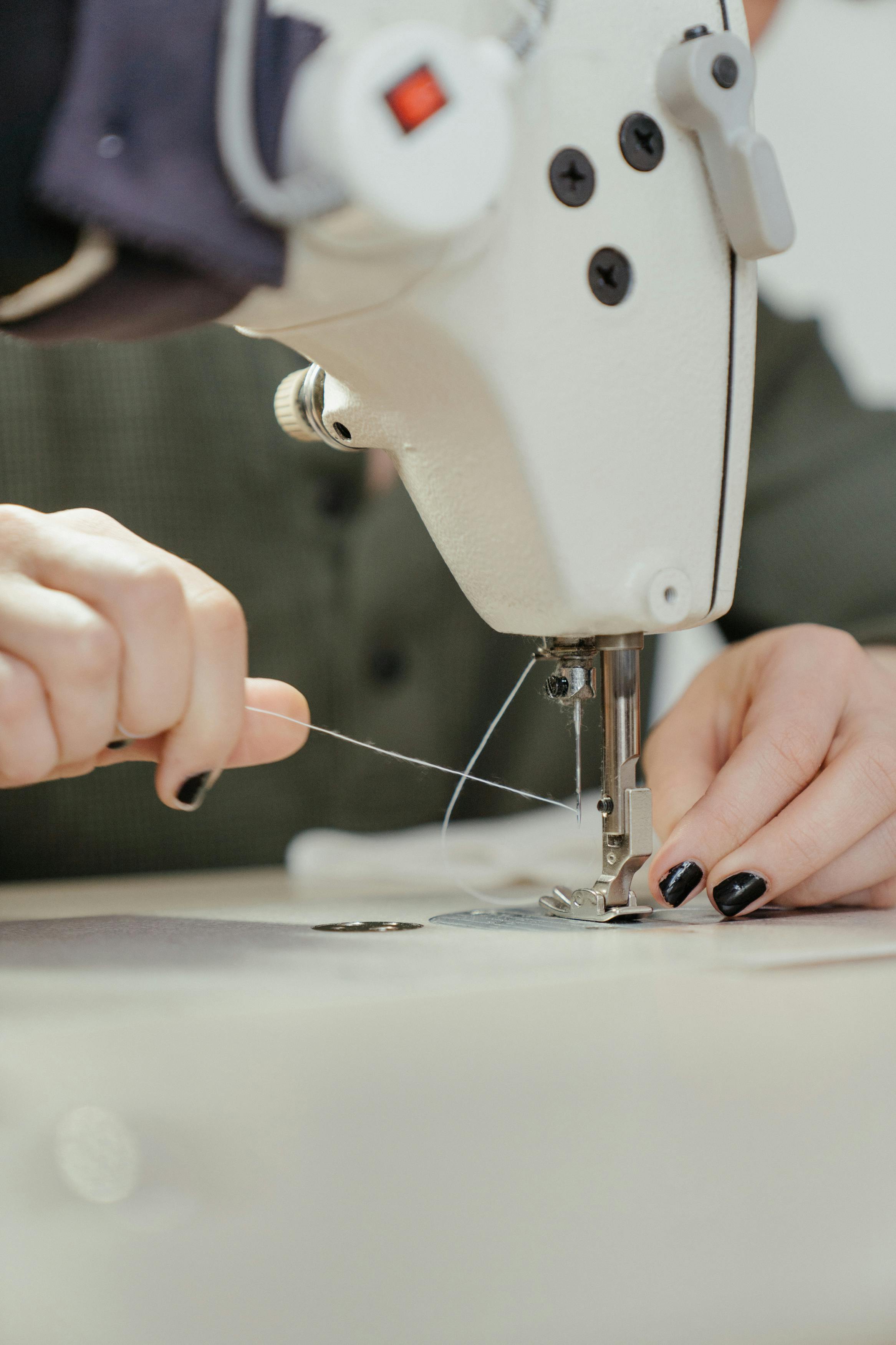 Threading needle on a sewing machine – Farika's emphasis on detail and handcrafted quality