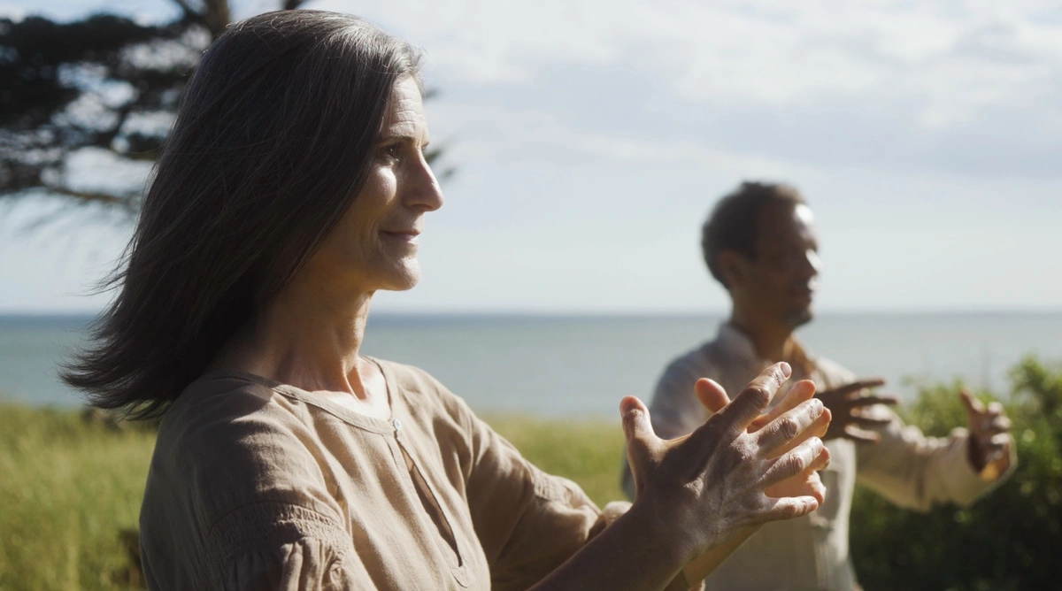 Une femme fait du qi gong dans la nature