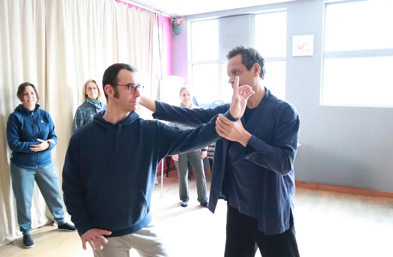 Mohammed Saïah corrige la posture  de Qi Gong d'un élève 