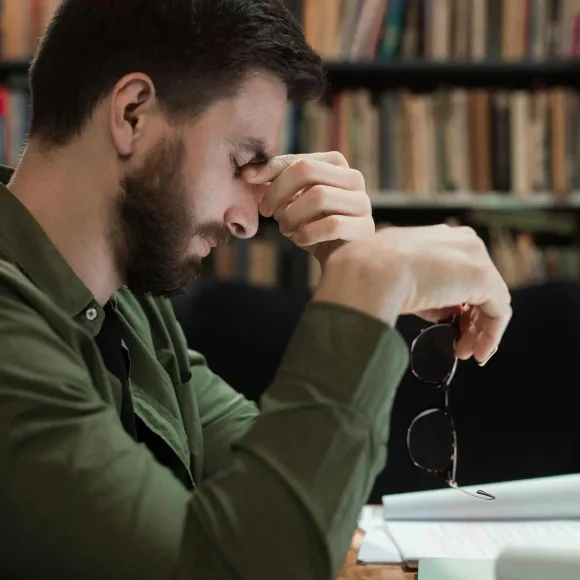 Homme fatigué pencher en avant  sur son bureau