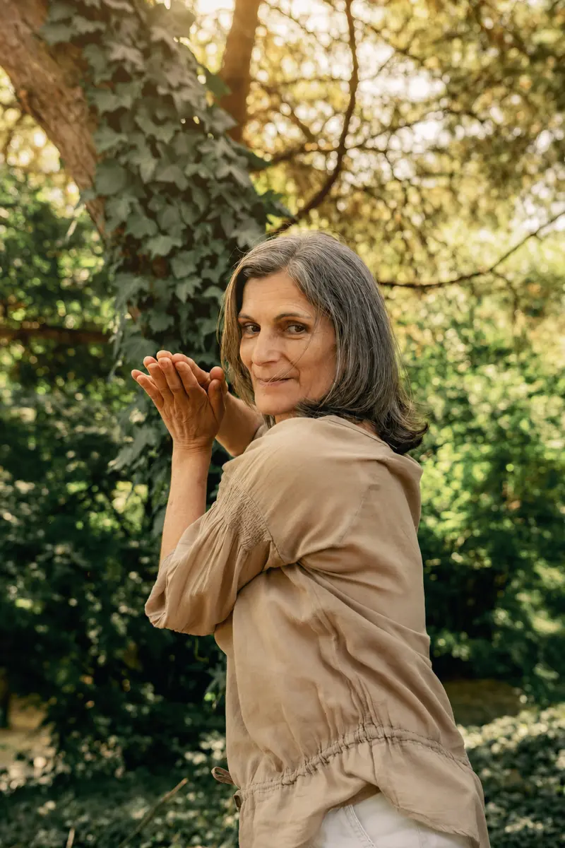 Maëlla Caro pratiquant le qi gong dans la nature