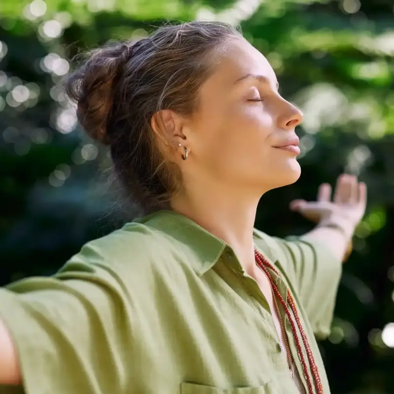 Femme qui pratique le qi gong de la femme