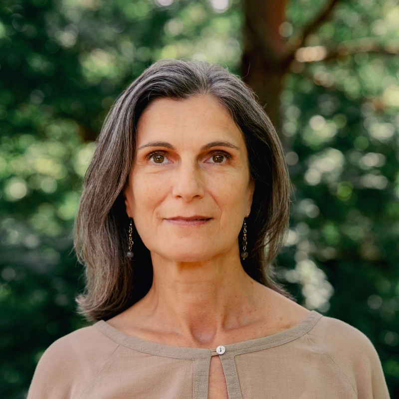 Maëlla dans un jardin verdoyant, pratiquant le Qi Gong de la femme