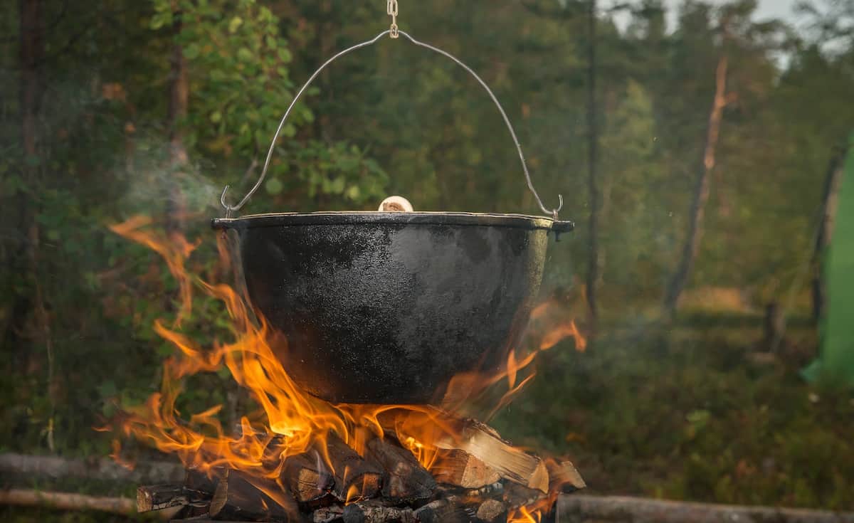 Un chaudron suspendu au§dessus d'un feu de bois