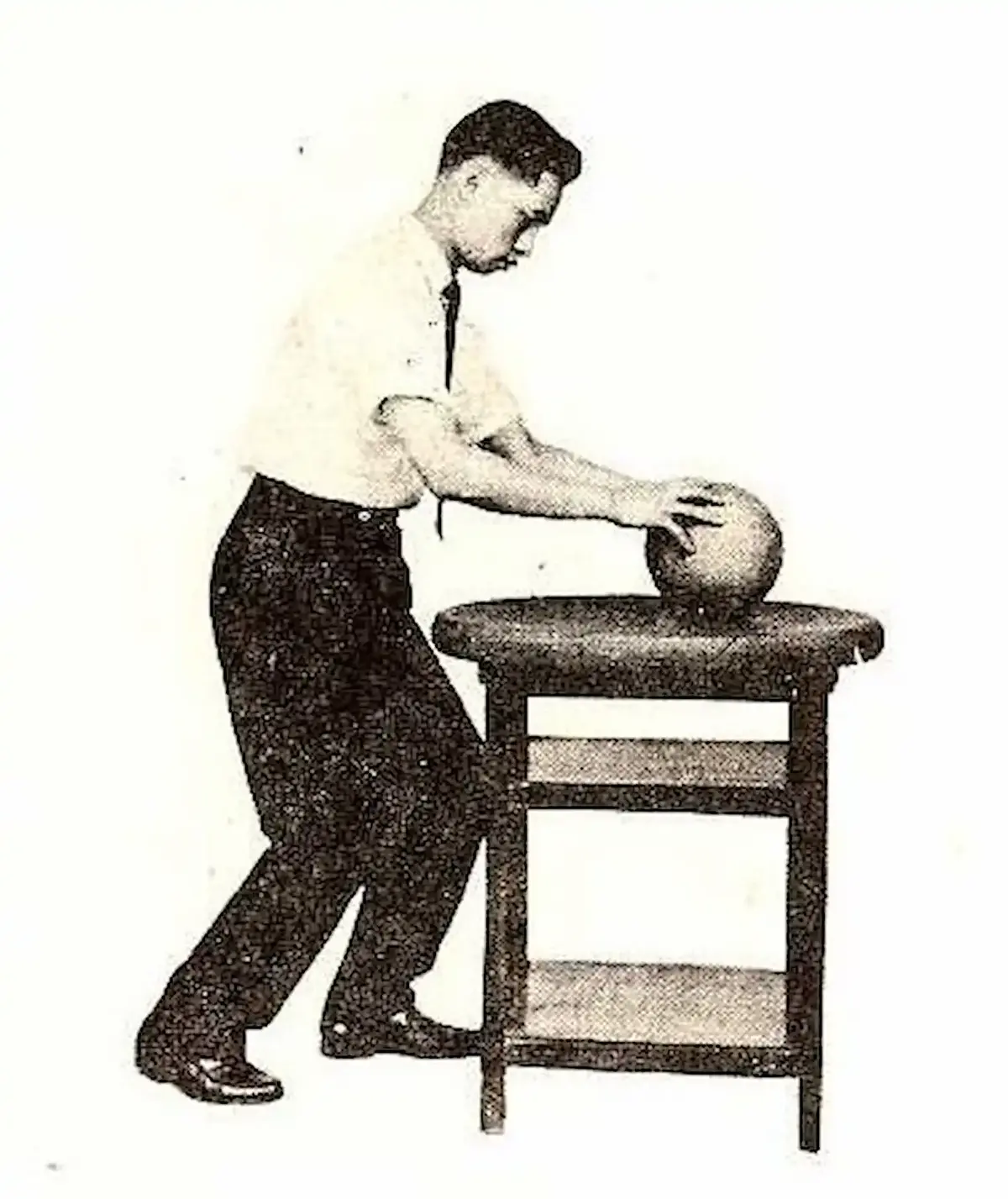 Pratiquant faisant rouler une belle de bois sur une table