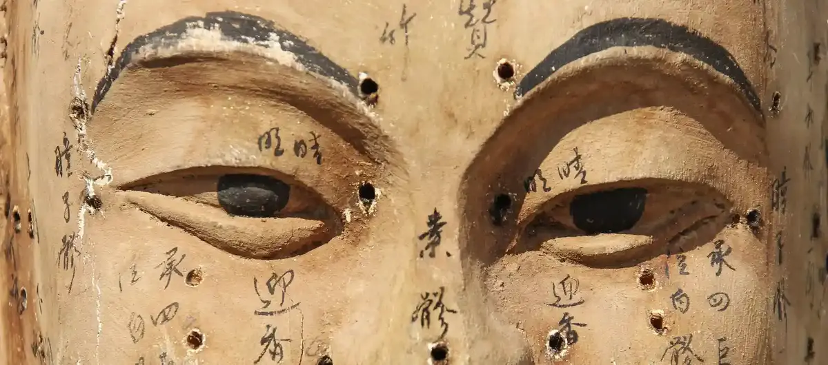 Tête en bois indiquant les points d'acupuncture bénéfiques aux yeux
