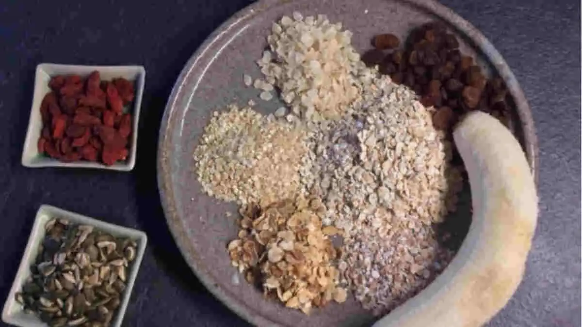 Graines, baies de goji, cereales et banane