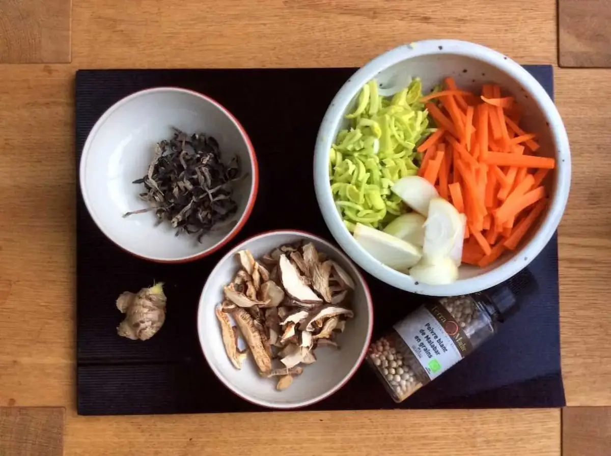 Champignons, légumes, poivre et gingembre