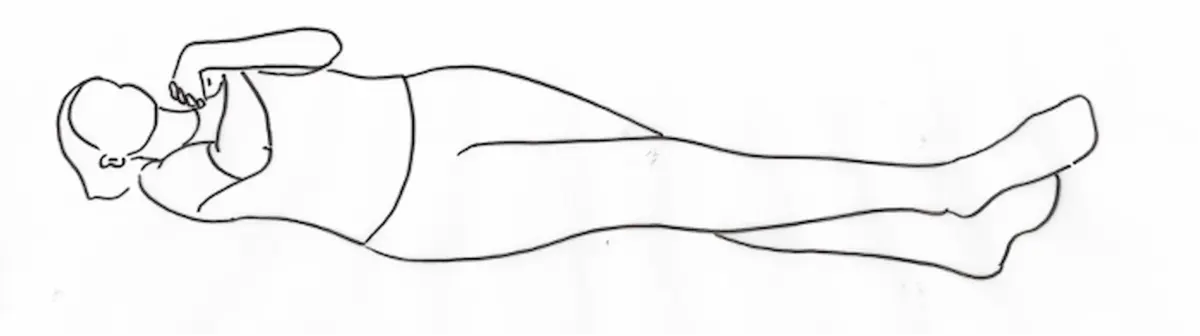 Personnage allongé, chevilles croisées, bras croisés