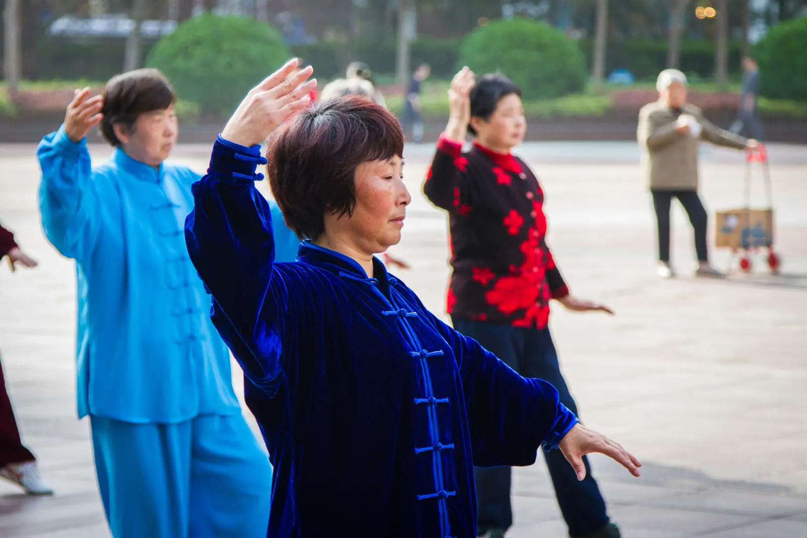 Groupe de femmes pratiquant le qi gong dans un parc chinois