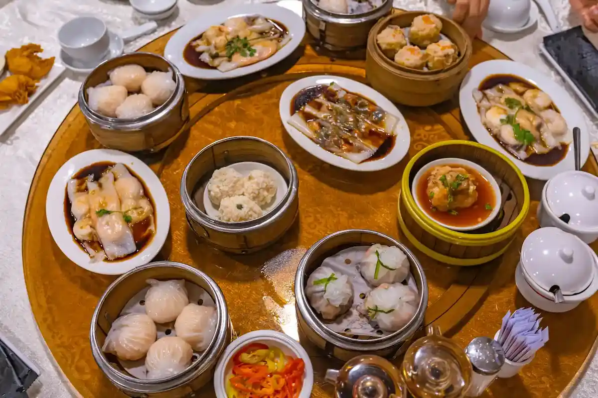 Une table chinoise avec de nombreux plats à partager