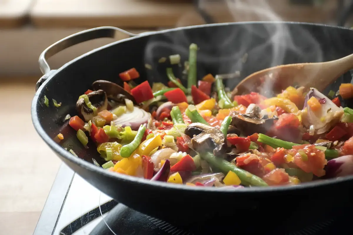 Un wok rempli de légumes fumants