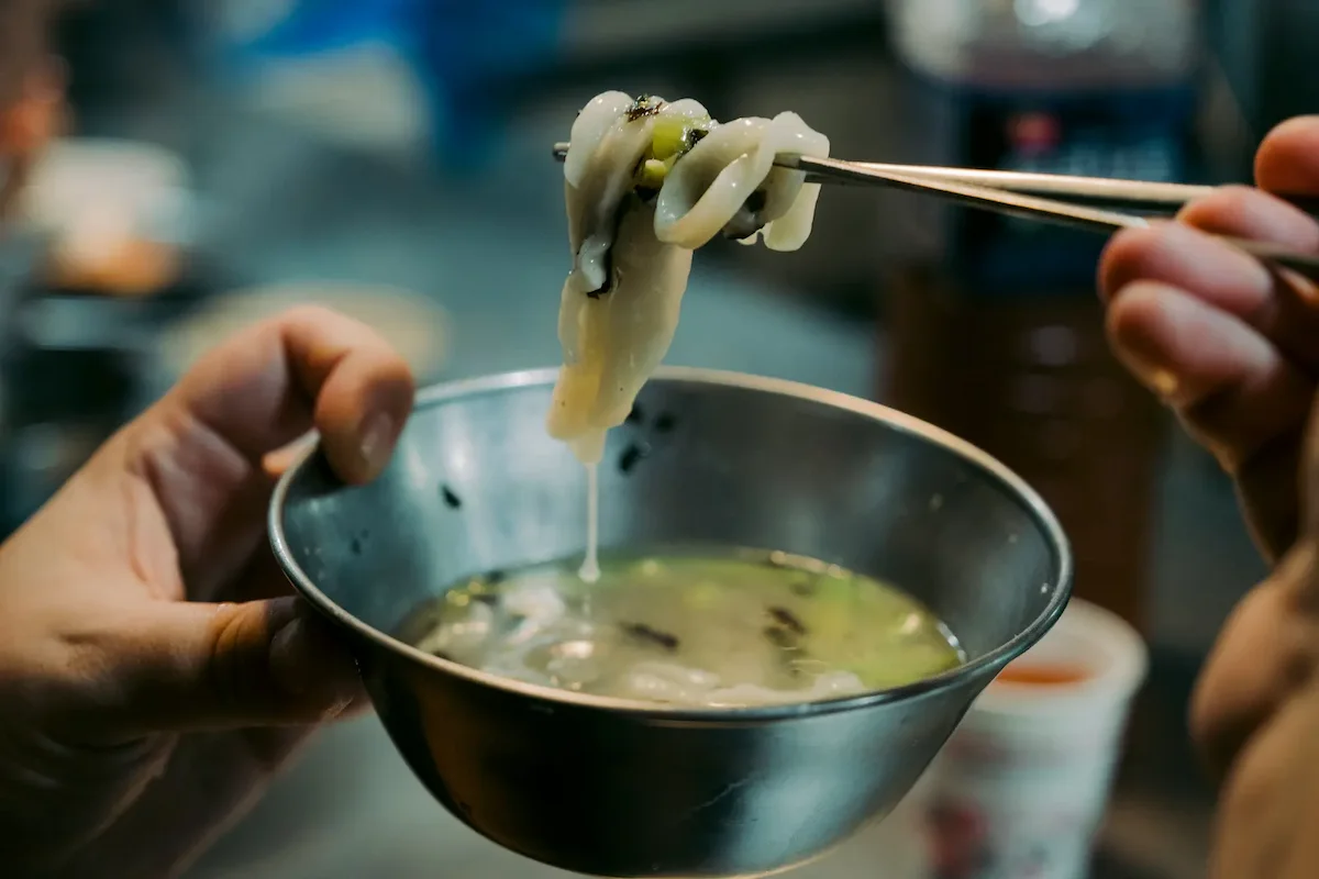 Un bol de soupe chinoise avec des pâtes