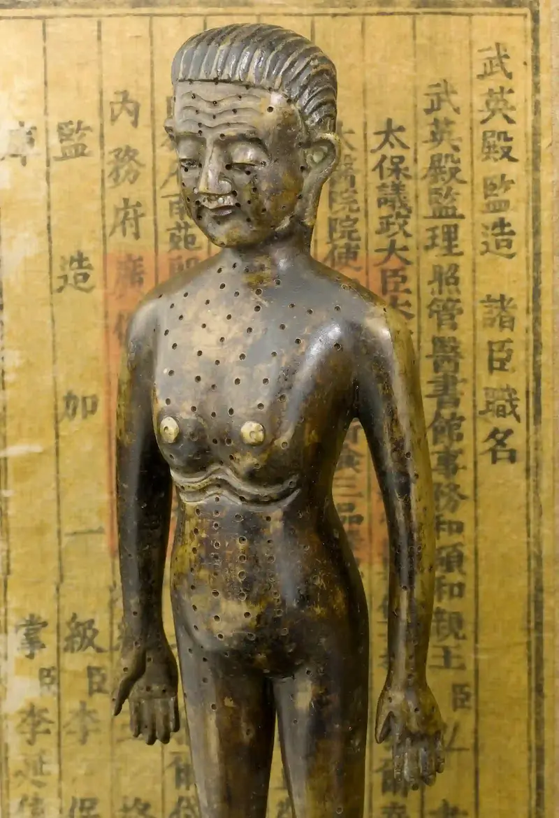 Un mannequin ancien d'acupuncture