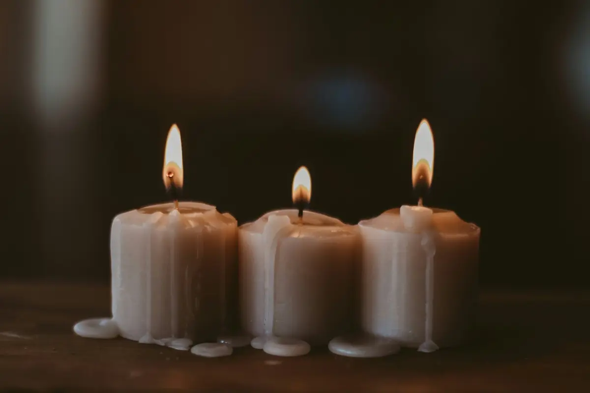 trois-bougies-allumees-nuit