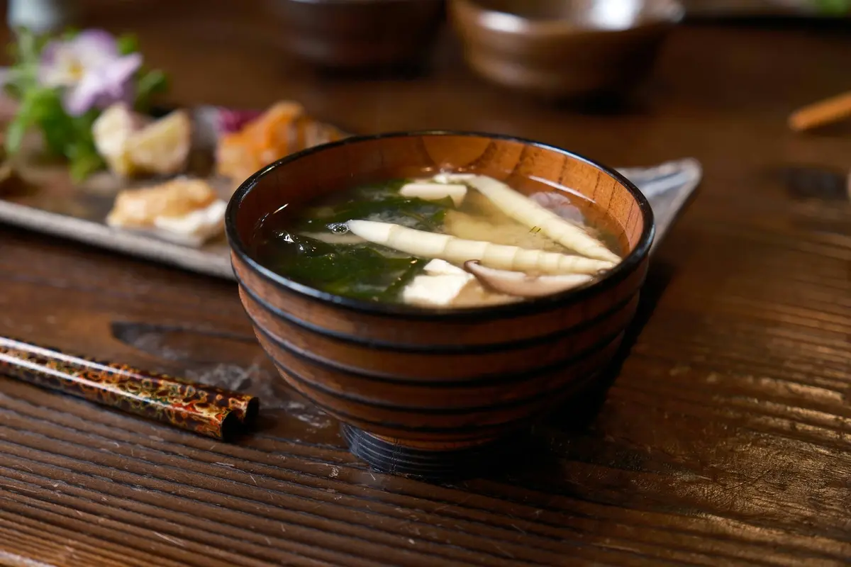 Un bol de soupe miso japonaise