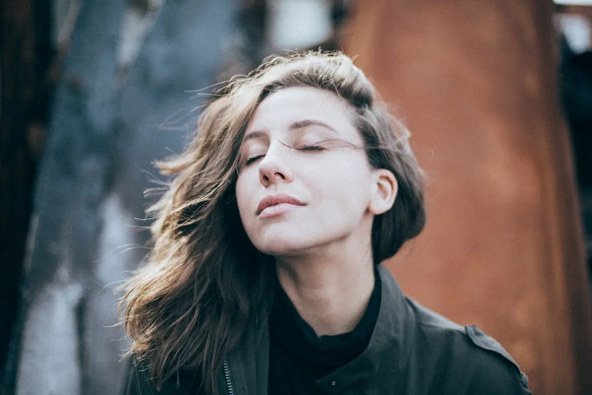 Visage d'une jeune femme sereine
