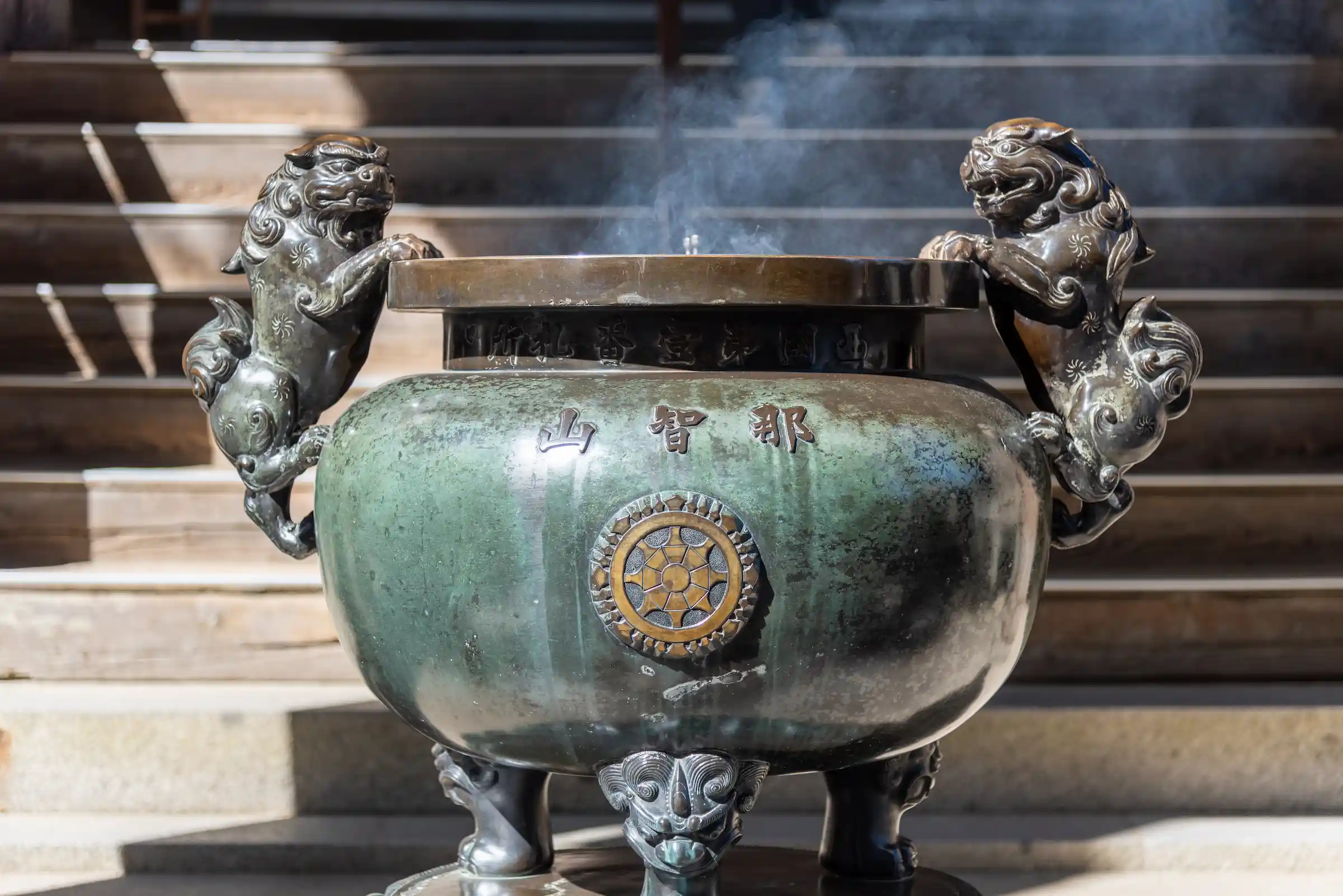 Un chaudron chinois en bronze (Ding) sur trois pieds, qui symbolise le Dan Tian.