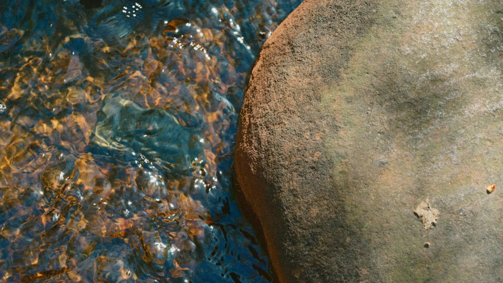 Eau claire d'un ruisseau qui épouse le bord d'un rocher de grès sans le heurter, reflets dorés du soleil sous la surface : l'image du Wuwei, le non-agir