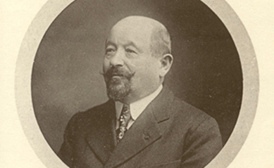 Portrait ancien en noir et blanc d'un homme moustachu avec costume et cravate, posant de profil.