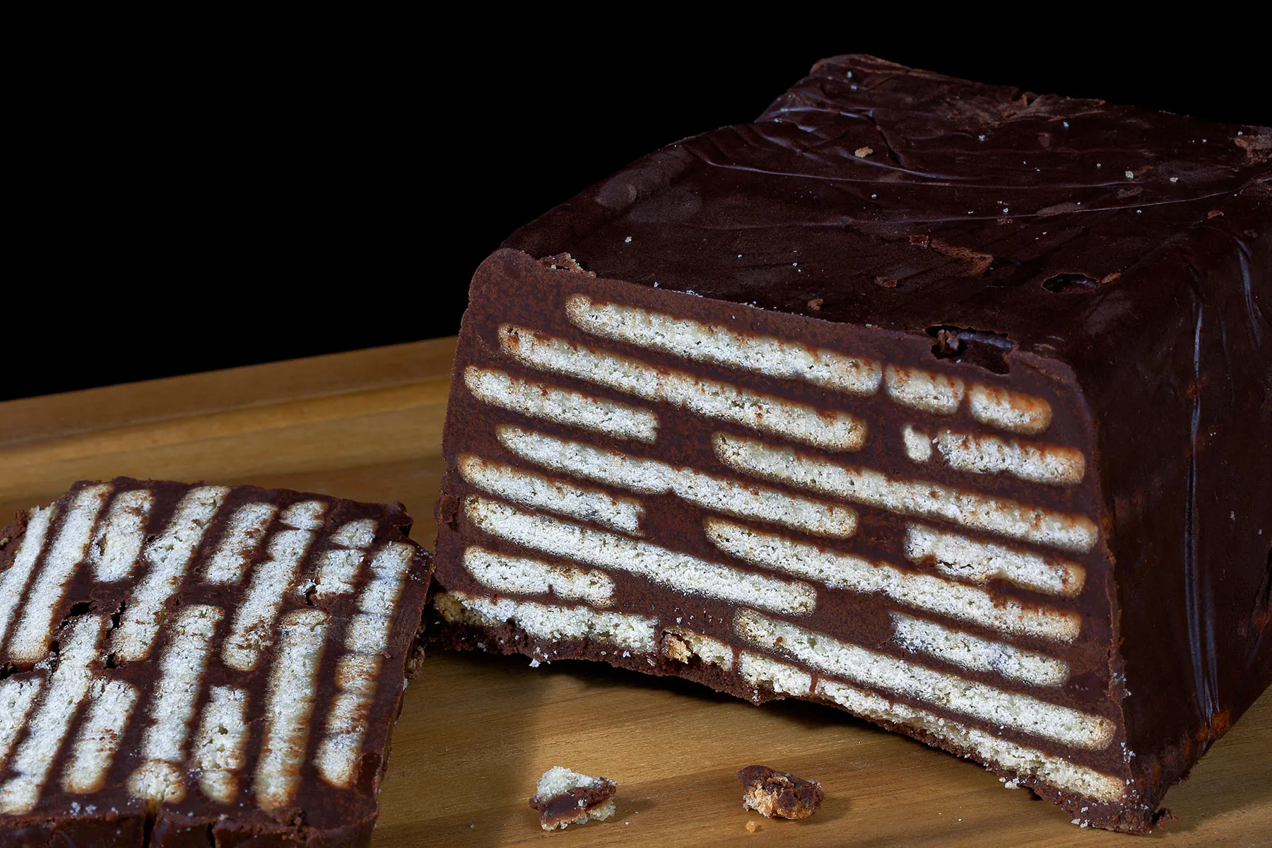 Ein aufgeschnittener Schoko-Kuchen.