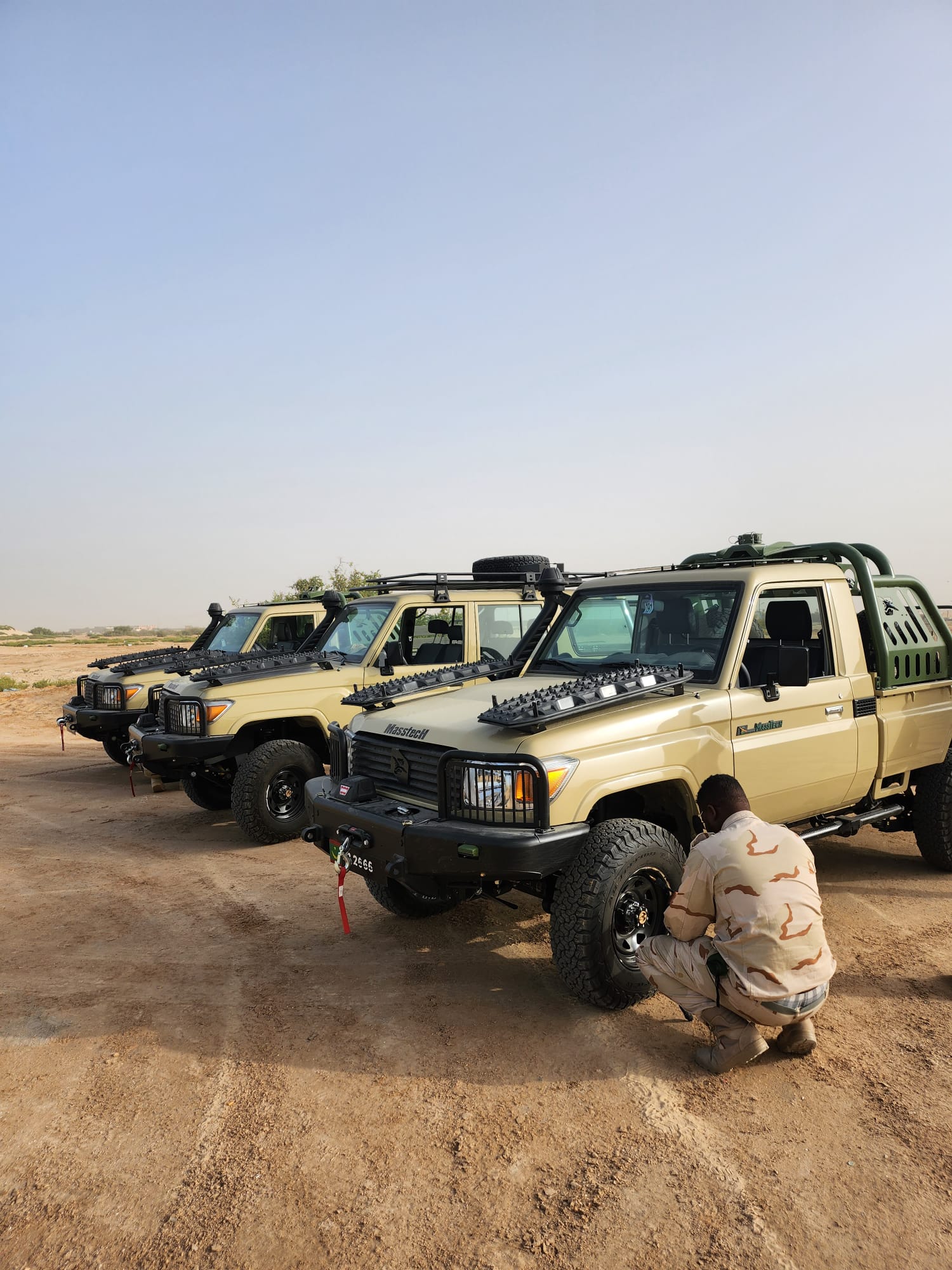 Véhicule d’assistance Technamm Masstech SEO en opération de maintenance terrain sableux.