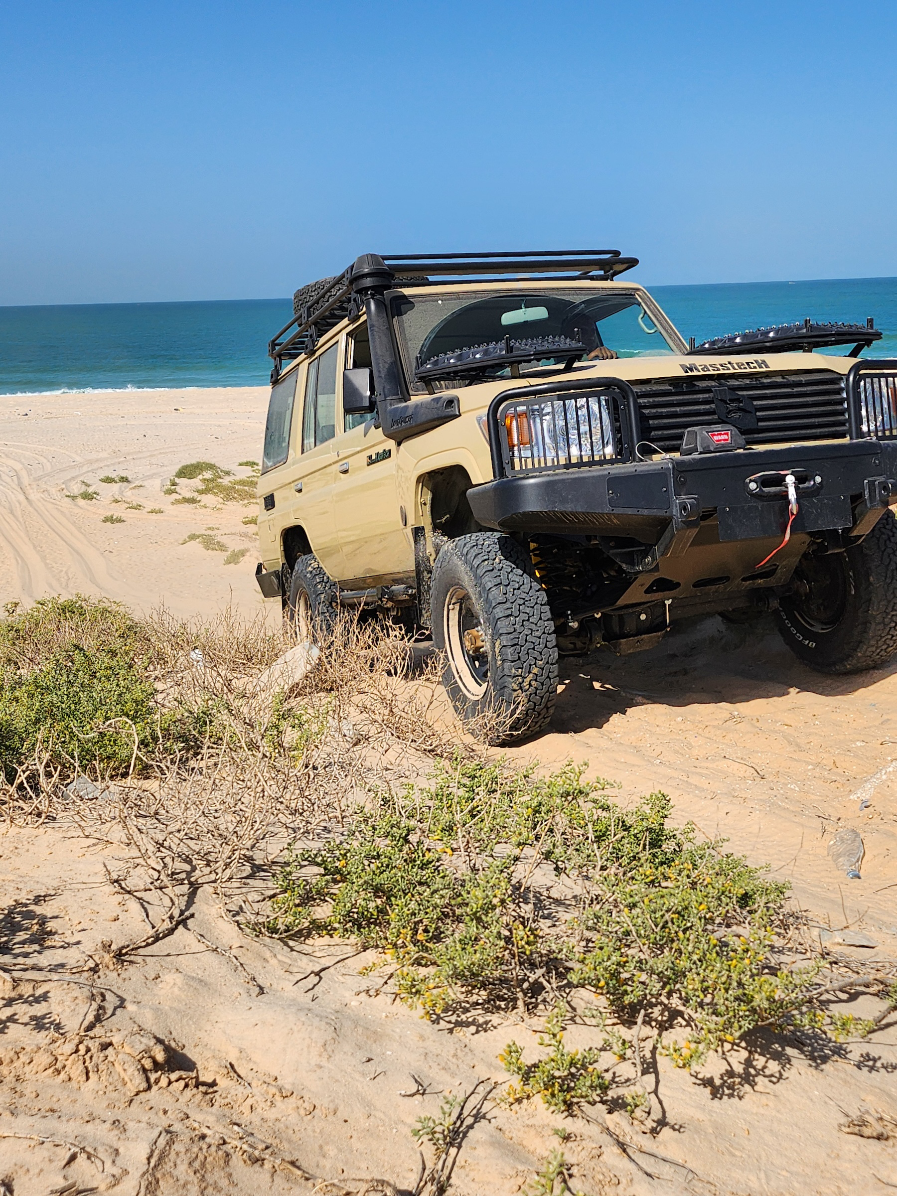 Véhicule d’assistance Technamm Masstech SEO tout-terrain sur plage sableuse.
