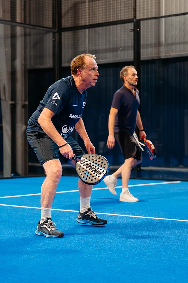 Joueurs de padel pendant la ligue entreprise