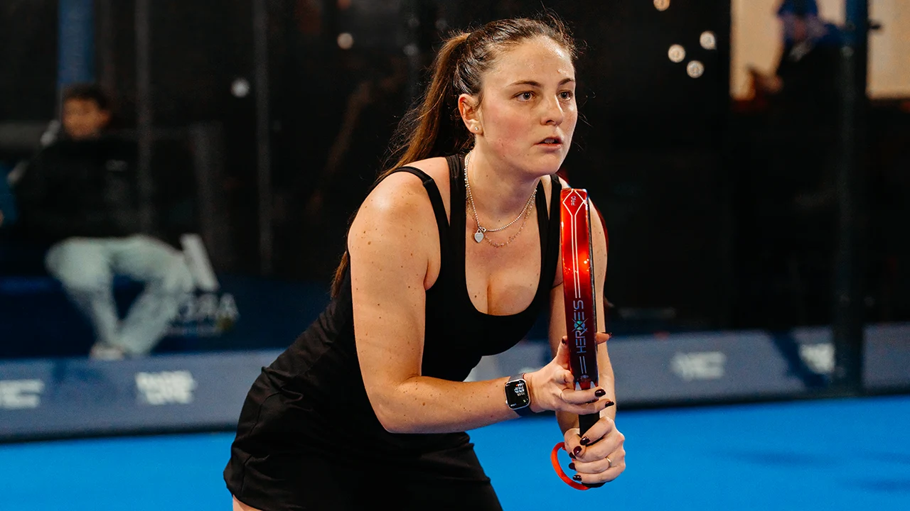 Joueuse de padel en tournoi