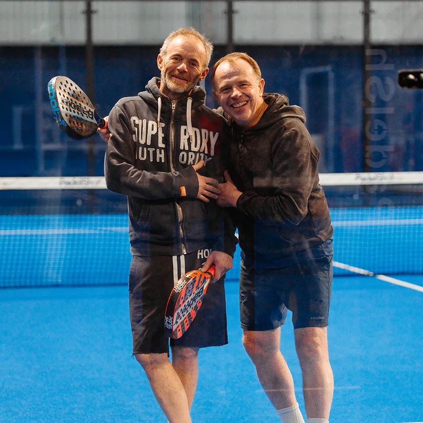 Joueurs de padel avec le sourire à PadelShot