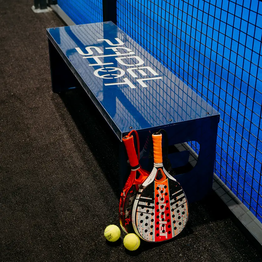banc padelshot avec deux raquettes babolat