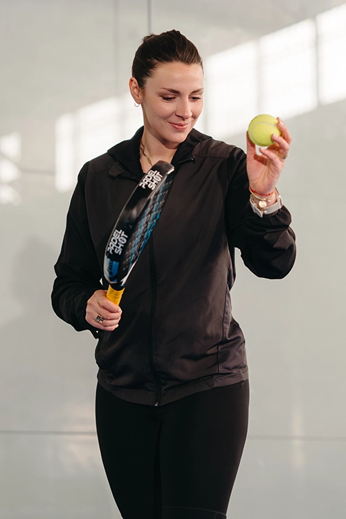 Pratiquante de padel prête à servir