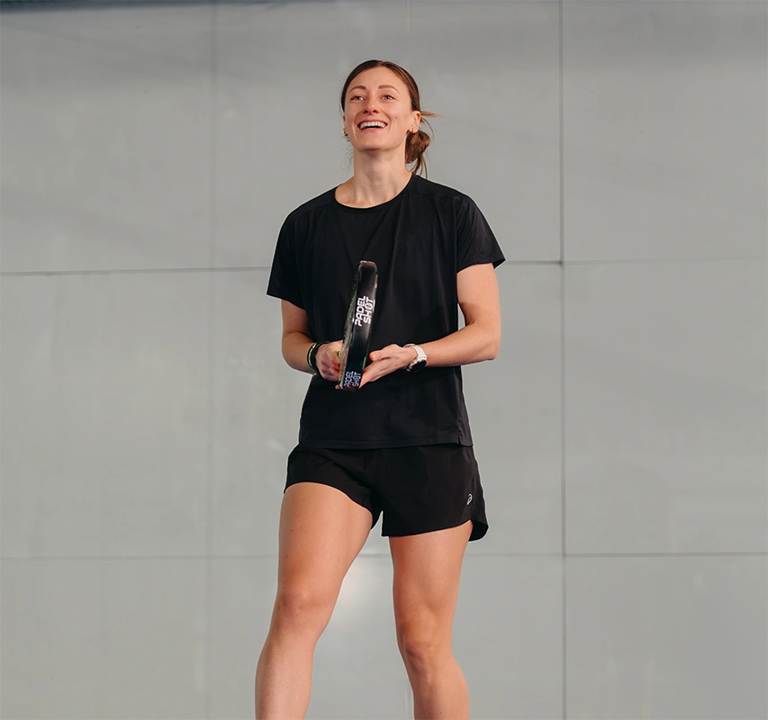 joueuse de padel à PadelShot