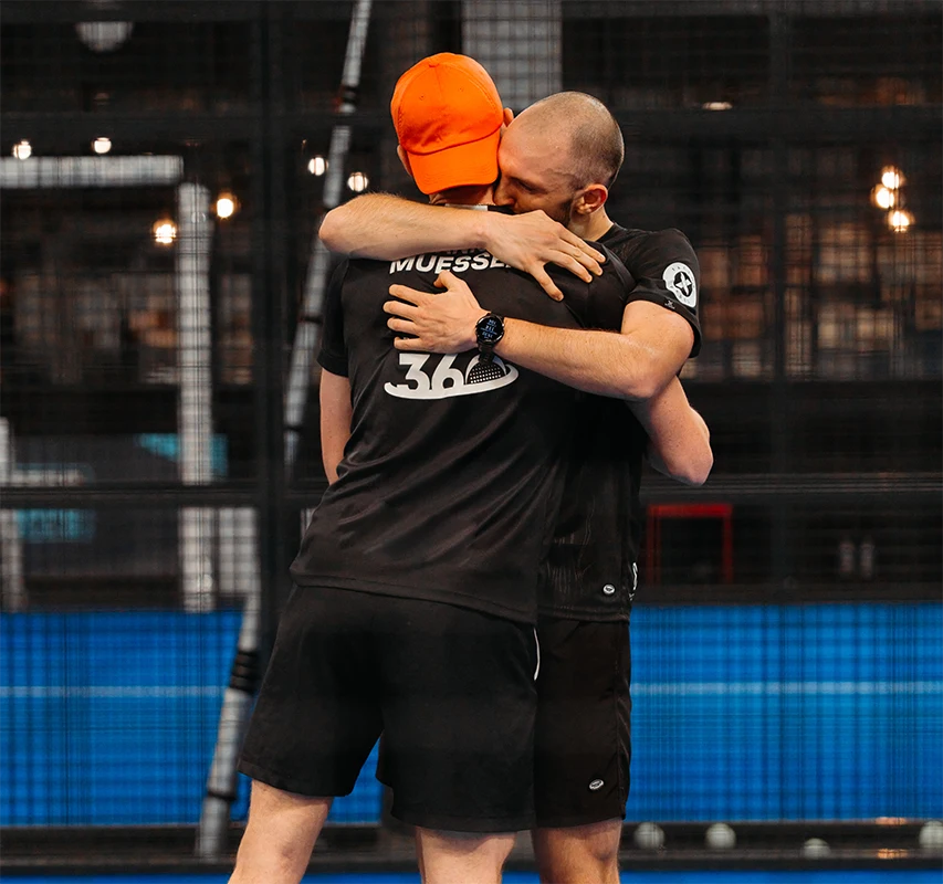 joueurs de padel en train de s'enlasser