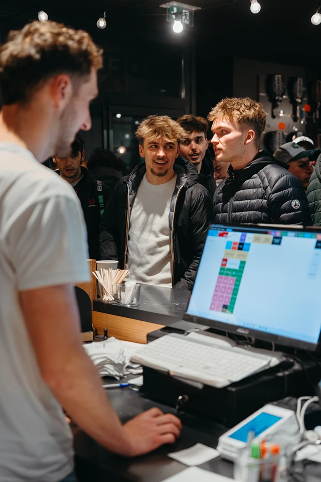 Client PadelShot au moment de payer au bar