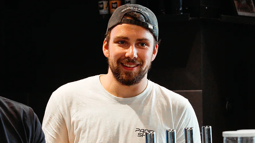 Portrait d'un salarié PadelShot avec le sourire